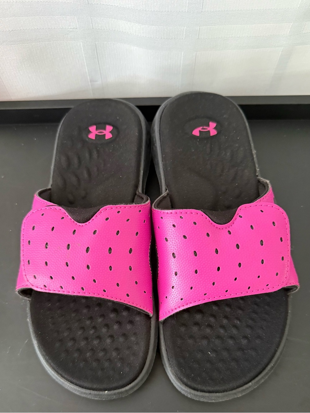 Under Armour Kids Size 1 Hot Pink Adjustable Slide Sandals